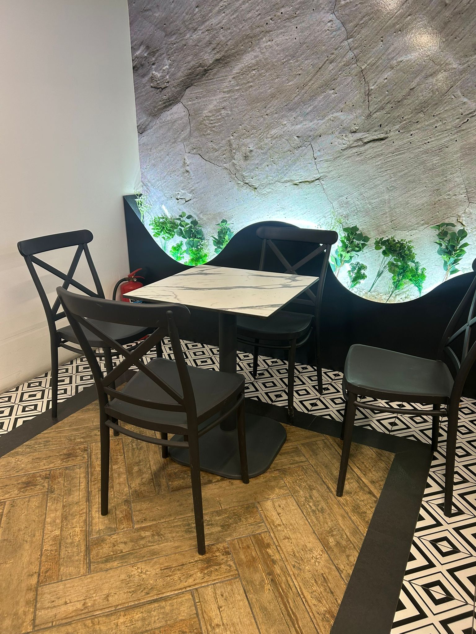 Kafede Afyon Marble desenli kare masa tablasının farklı açıdan görünümü