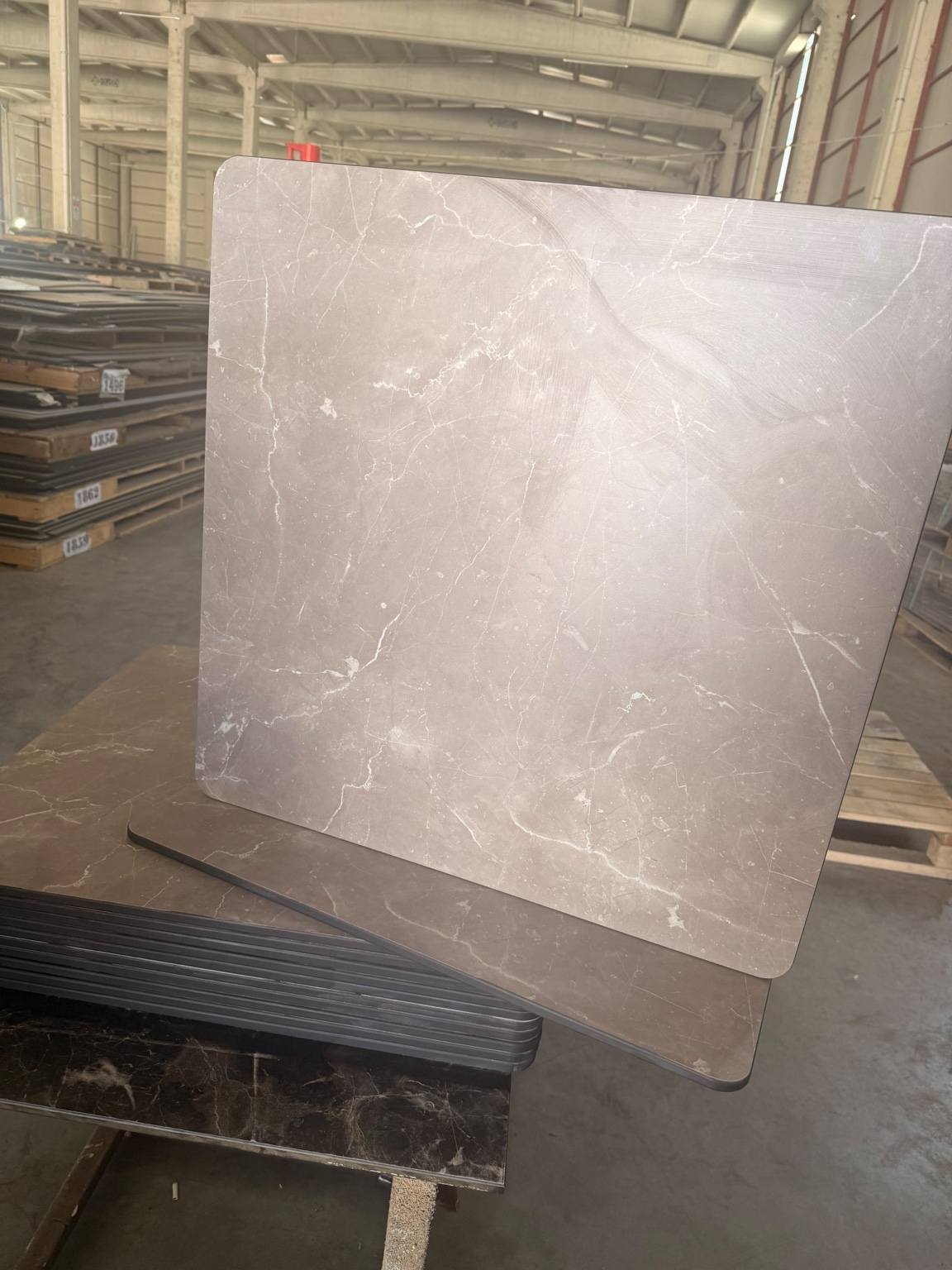 Alesund Marble desenli kare kompakt masa tablasının dik görünümü
