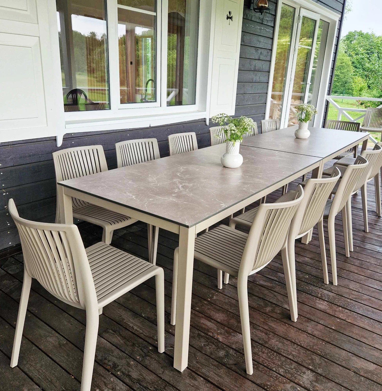 Teras alanında Alesund Marble desenli dikdörtgen masa tablaları