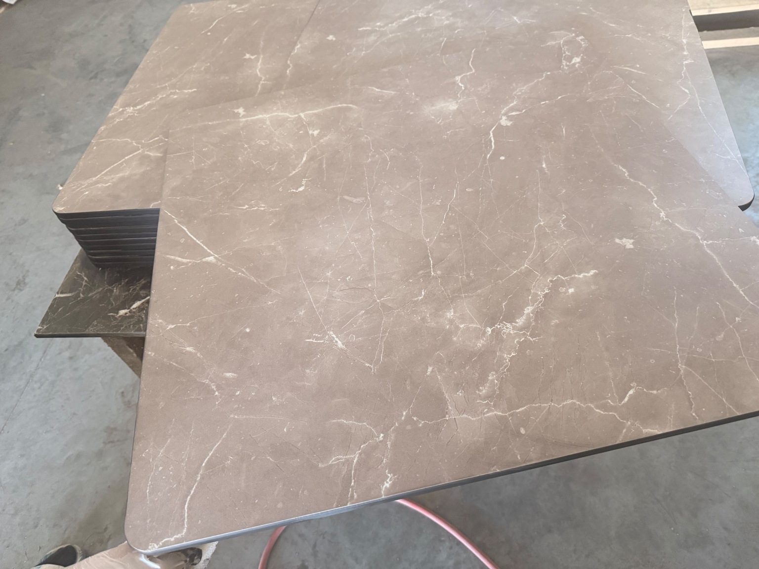Alesund Marble desenli kare masa tablasının yakın görünümü