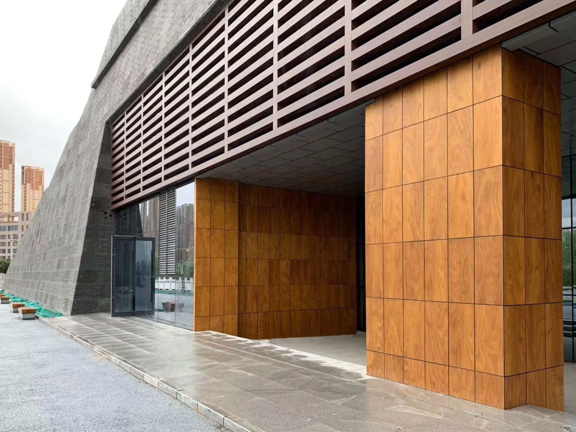 Ahşap desenli kompakt laminat dış cephe uygulaması